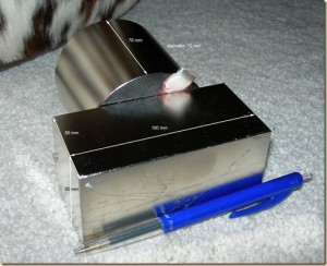 Atsargiai su dideliais neodimio magnetais magnet-finger