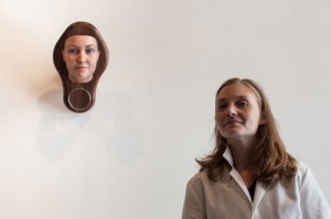 3D veidai pagal iš gatvėje rastų nuorūkų, gumos ištrauktus DNR Heather-Dewey-Hagborg-self-portrait