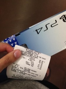 Kaip žmonės apgavo parduotuvę ir pirko PS4 video žaidimų konsoles po 90 dolerių B2vLuSGCMAAilBn.0